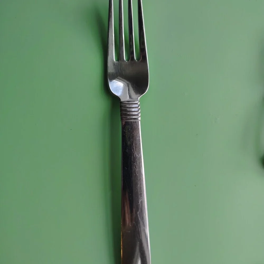 Oneida USA Raffia Stainless Steel Five Piece Silverware - Picture 5 of 9